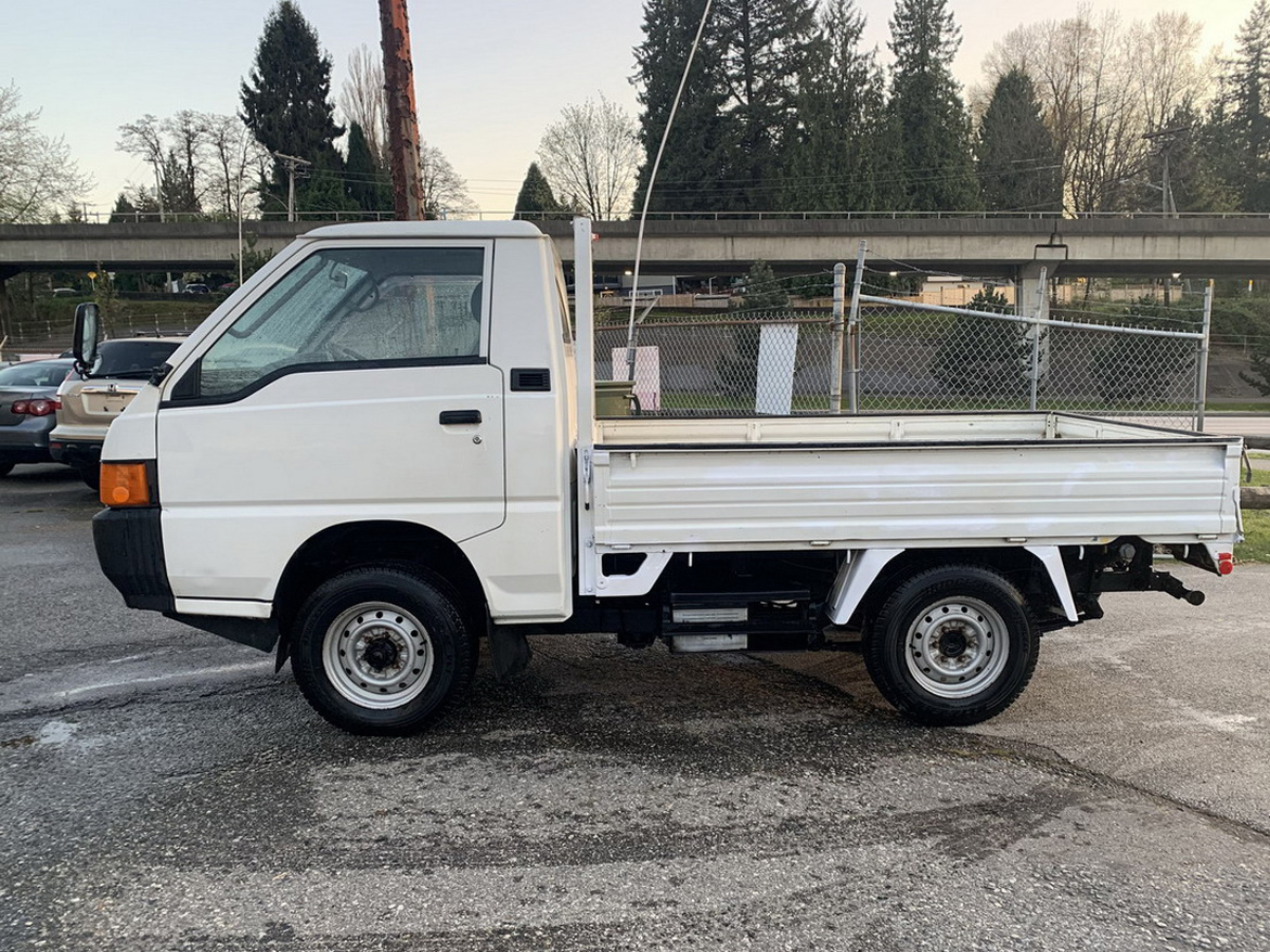 Mitsubishi
                      Delica truck